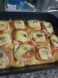 Huevos revuelto con tomate, albahaca, musa y pan de molde