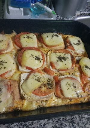 Una foto de Huevos revuelto con tomate, albahaca, musa y pan de molde
