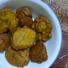 A picture of Aloo piyaz ke pakoray.