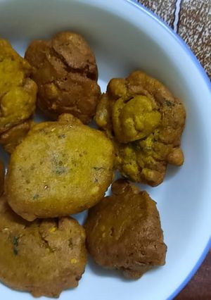 A picture of Aloo piyaz ke pakoray.