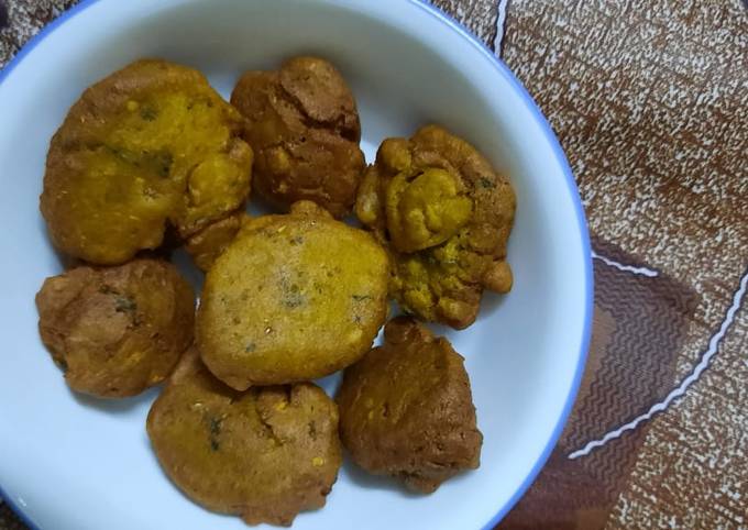 Aloo piyaz ke pakoray