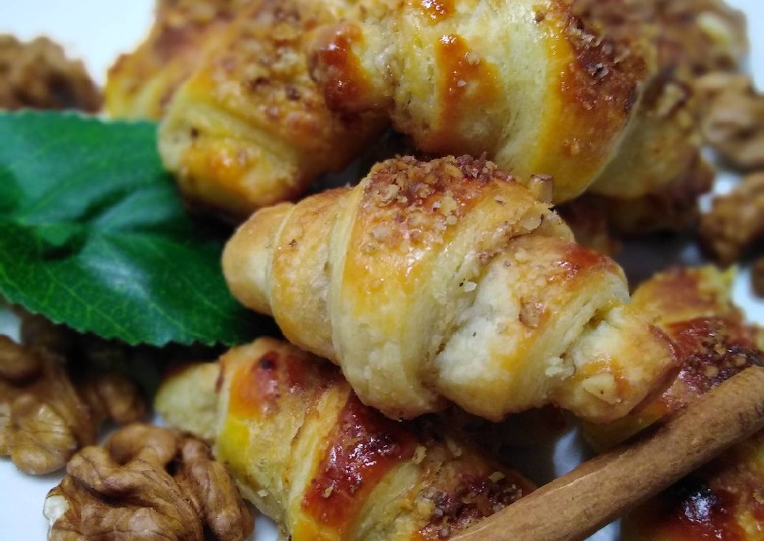 рогалики с орехами. рогалики с орехами. мутаки с грецким орехом. трубочки с грецкими орехами. пальчики с орехом.