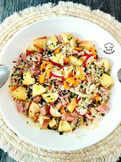 Una foto de Ensalada de arroz tricolor con manzana y pavo