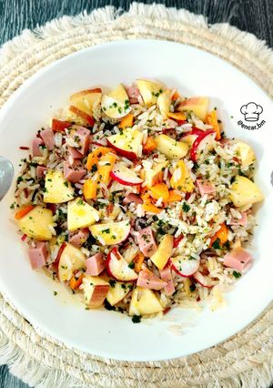 Una foto de Ensalada de arroz tricolor con manzana y pavo