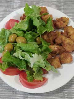 Una foto de Pechuga de pollo a la pimienta rebozada con ensalada