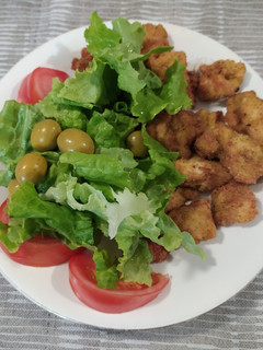 Una foto de Pechuga de pollo a la pimienta rebozada con ensalada