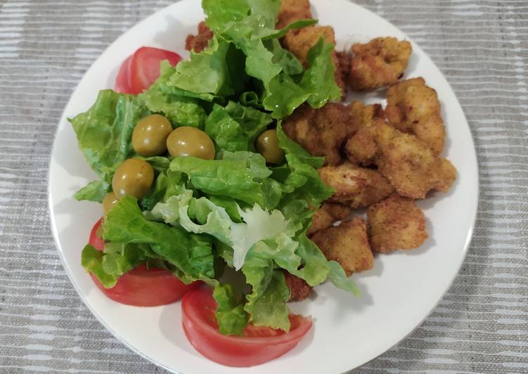 Pechuga de pollo a la pimienta rebozada con ensalada