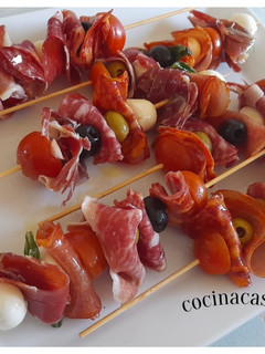 Una foto de Brochetas de embutido