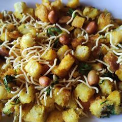 A picture of Bread chivda.