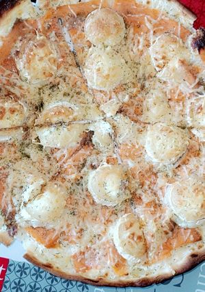 Une photo de Pizza saumon chèvre