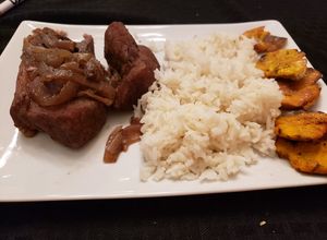 Una foto de Cochino o puerco al vino y cebollas