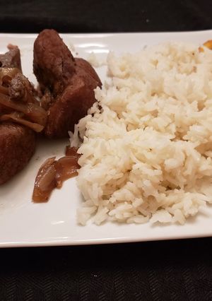 Una foto de Cochino o puerco al vino y cebollas