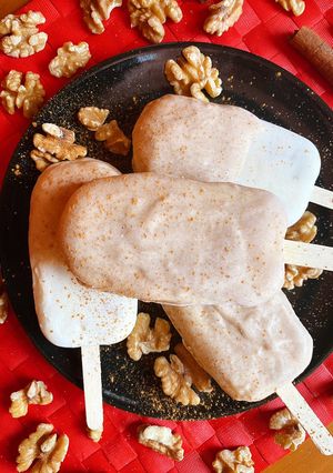 Una foto de Magnum de yogur griego y nueces con cobertura de canela
