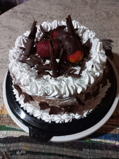 Una foto de Torta de cumpleaños con chantilly y chocolate 🍫 😋 💕