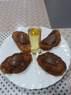 Una foto de Torrijas con chocolate y chupito de mistela
