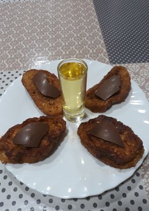 Una foto de Torrijas con chocolate y chupito de mistela