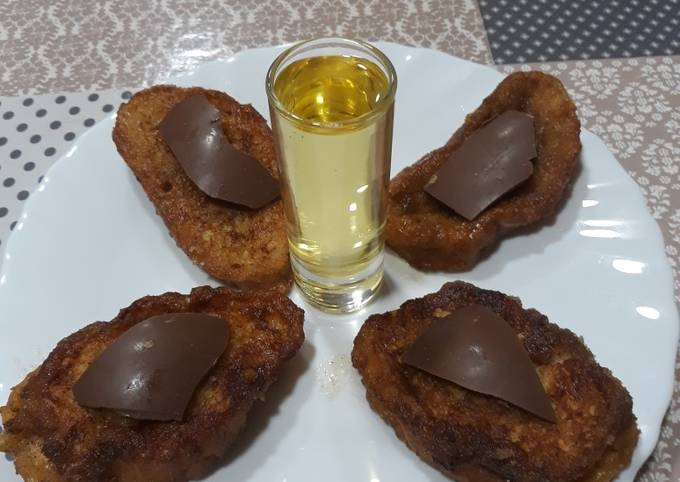 Torrijas con chocolate y chupito de mistela Receta de Pepi- Cookpad