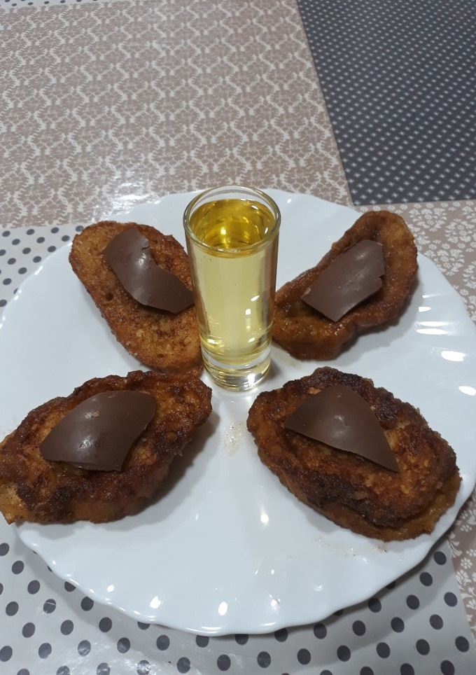 Una foto de Torrijas con chocolate y chupito de mistela