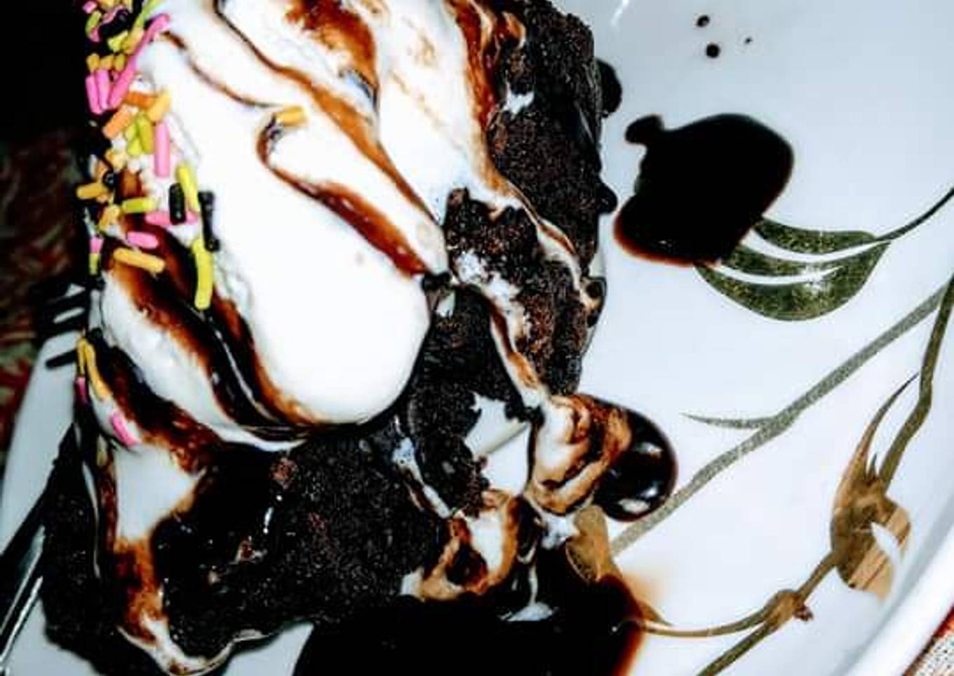 Chocolate brownie with vanilla scoop