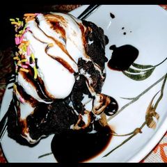 A picture of Chocolate brownie with vanilla scoop.