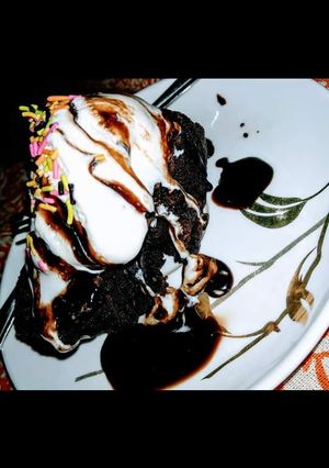 A picture of Chocolate brownie with vanilla scoop.