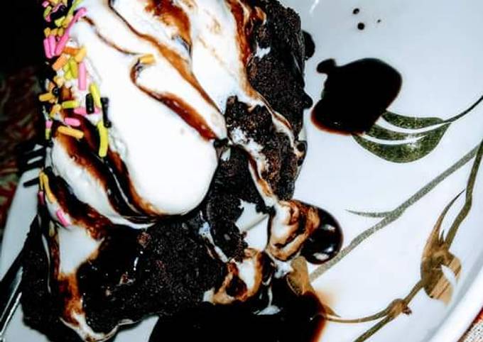 Chocolate brownie with vanilla scoop