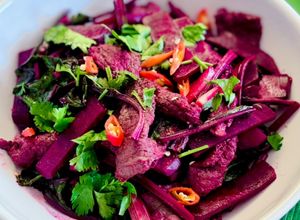 Hình của món Củ Dền, Lá Củ Dền & Phi Lê Bò Xào Tái.