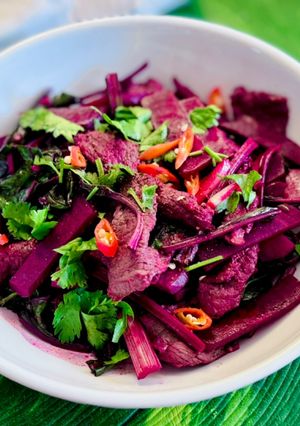 Hình của món Củ Dền, Lá Củ Dền & Phi Lê Bò Xào Tái.
