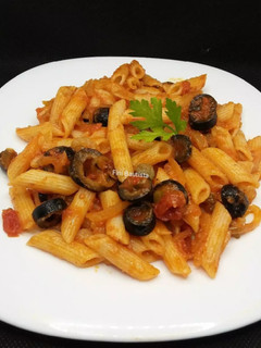 Una foto de Pasta de macarrones a la putanesca