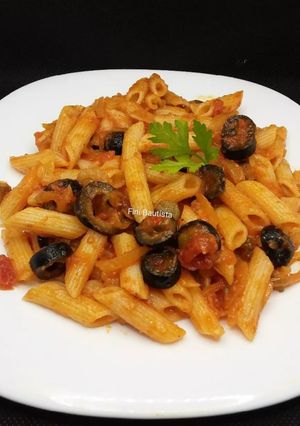 Una foto de Pasta de macarrones a la putanesca