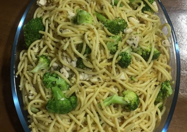 Spaghetti aglio olio ayam brokoli
