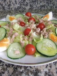 Foto principal de Ensalada de lechuga con huevo y pepino