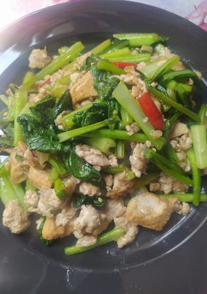 รูปของ ผักกวางตุ้งผัดน้ำมันหอยใส่ไก่บดและเต้าหู้ปลา