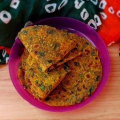 A picture of Methi paratha.