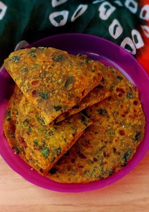 A picture of Methi paratha.