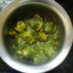 A picture of Palak paneer.