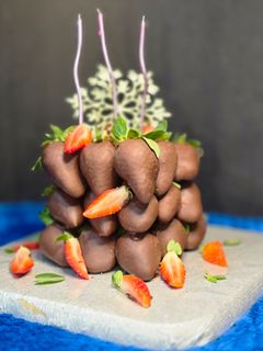 عکسی از دستور کیوب توت فرنگی شکلاتی 🍓 (کیک بدون کیک)