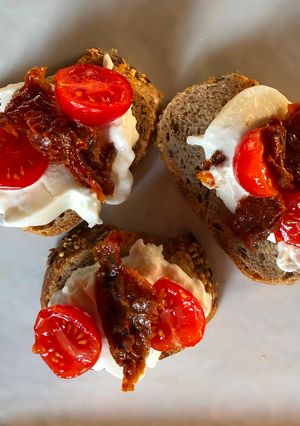 Une photo de Tartine apéro à la burrata