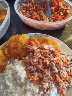 Una foto de Ensalada de atún y zanahoria 🥕🥕