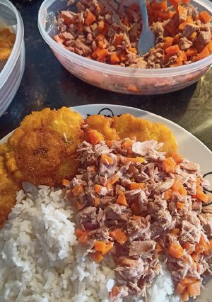 Una foto de Ensalada de atún y zanahoria 🥕🥕