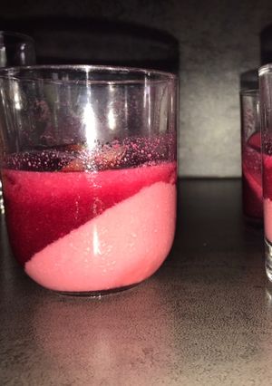 Une photo de Panna cotta fruits rouge