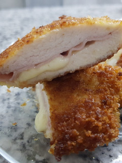 Una foto de Supremas de pollo rellenas de jamón y muzzarella