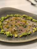 Carpaccio de gamba roja con aguacate y salsa de jalapeños