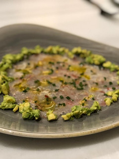 Una foto de Carpaccio de gamba roja con aguacate y salsa de jalapeños