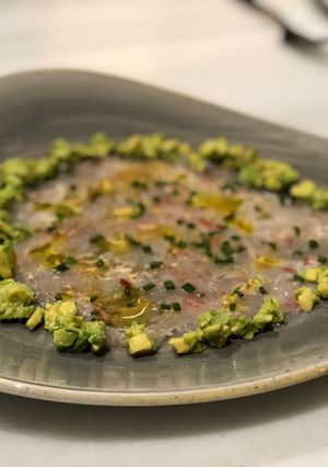 Una foto de Carpaccio de gamba roja con aguacate y salsa de jalapeños