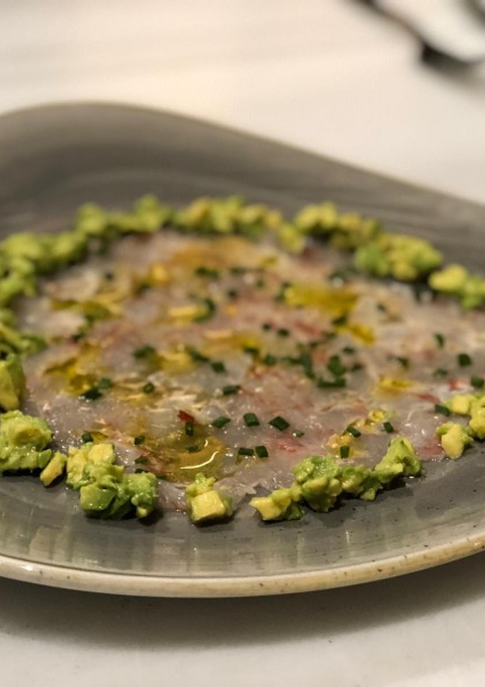 Una foto de Carpaccio de gamba roja con aguacate y salsa de jalapeños