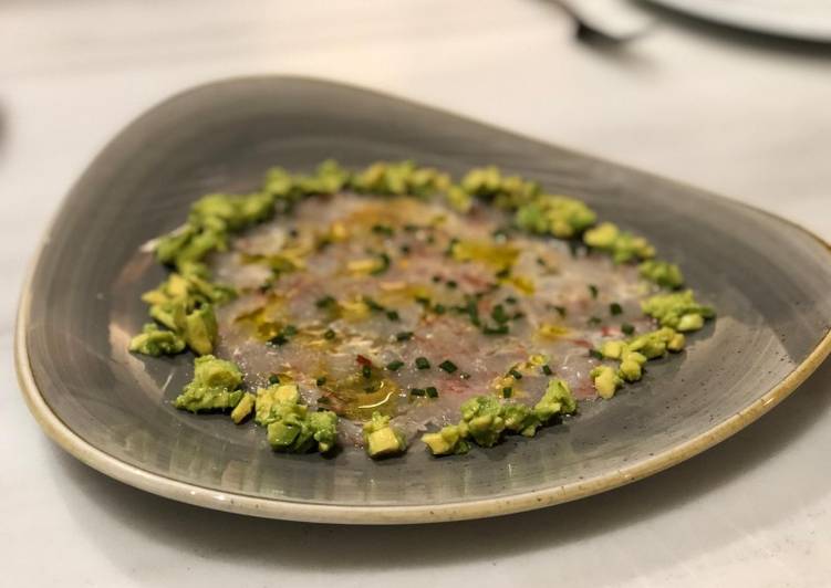 Carpaccio de gamba roja con aguacate y salsa de jalapeños