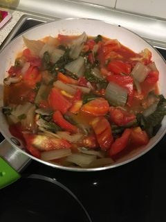 Una foto de Espinacas con tomate y pavo