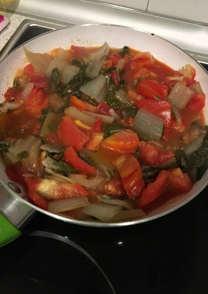Una foto de Espinacas con tomate y pavo