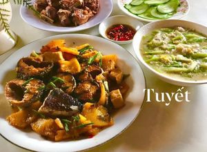 Hình của món Mâm cơm gia đình : mướp xào trứng, cá sa ba kho thơm, sườn muối chiên.